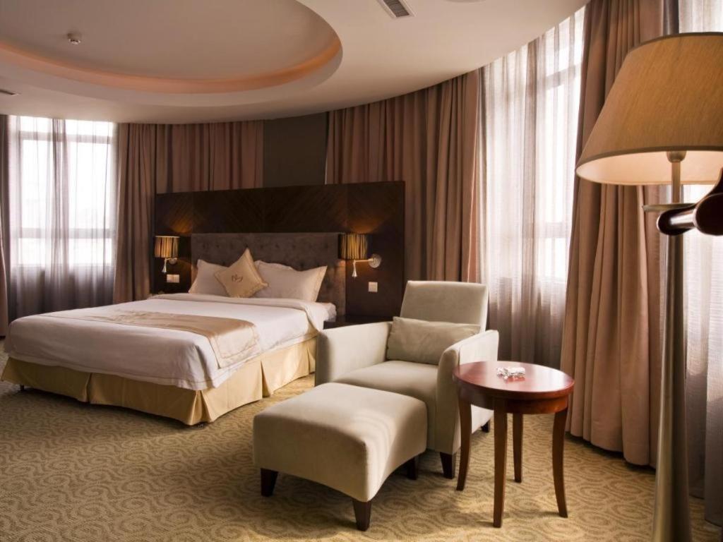 Qingdao Royal Garden Hotel Exterior photo