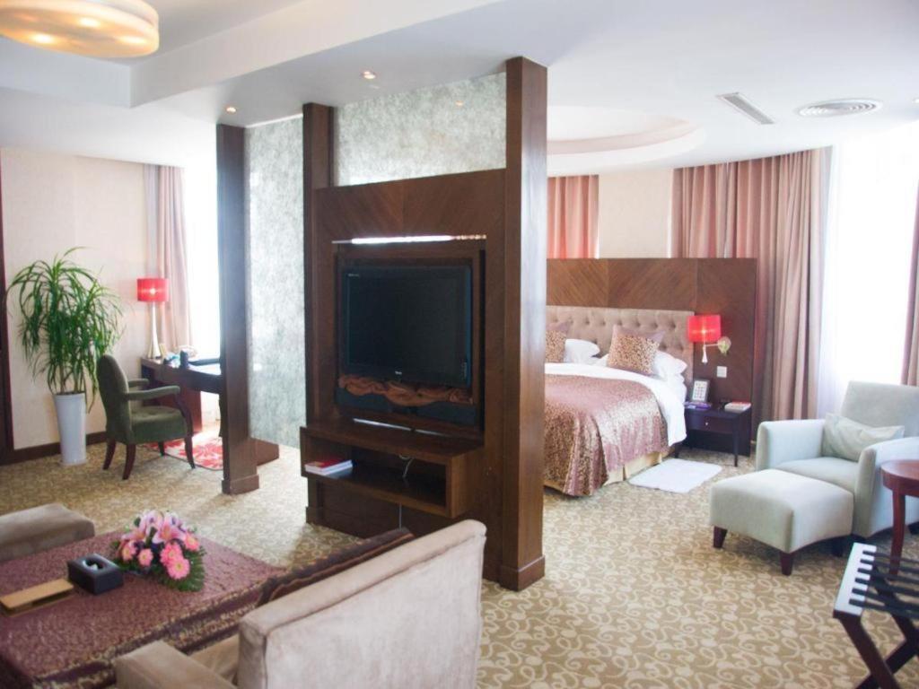 Qingdao Royal Garden Hotel Exterior photo
